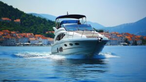 Yacht sur l'eau