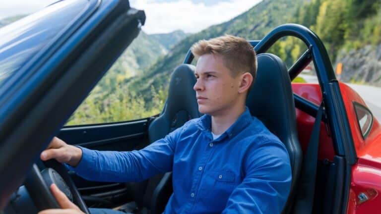 Jeune conducteur au volant