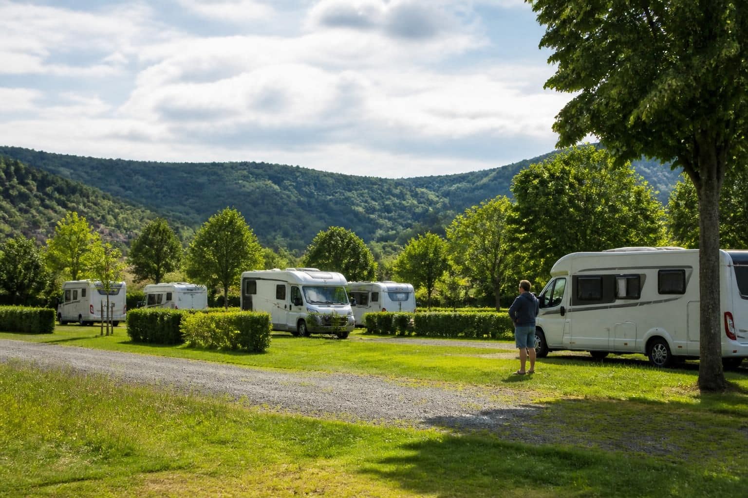 découvrez les aires de camping-cars à vireux molhain, aux portes des ardennes, un lieu idéal pour les voyageurs en quête de nature et de tranquillité.