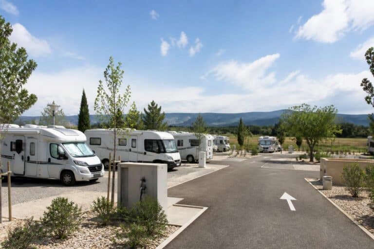 découvrez comment la plateforme gère efficacement l'aire de camping-car airepark à cavaillon, dans le vaucluse, pour un séjour agréable et sans souci.