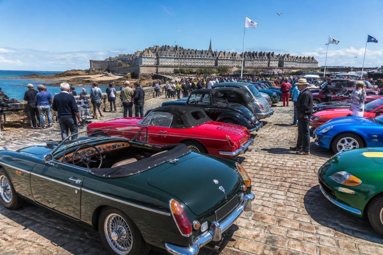 venez admirer un rassemblement exceptionnel de voitures ce week-end près de saint-malo, à deux pas de la célèbre cité corsaire. une occasion unique pour les passionnés et le grand public de découvrir des véhicules d'exception dans un cadre historique.