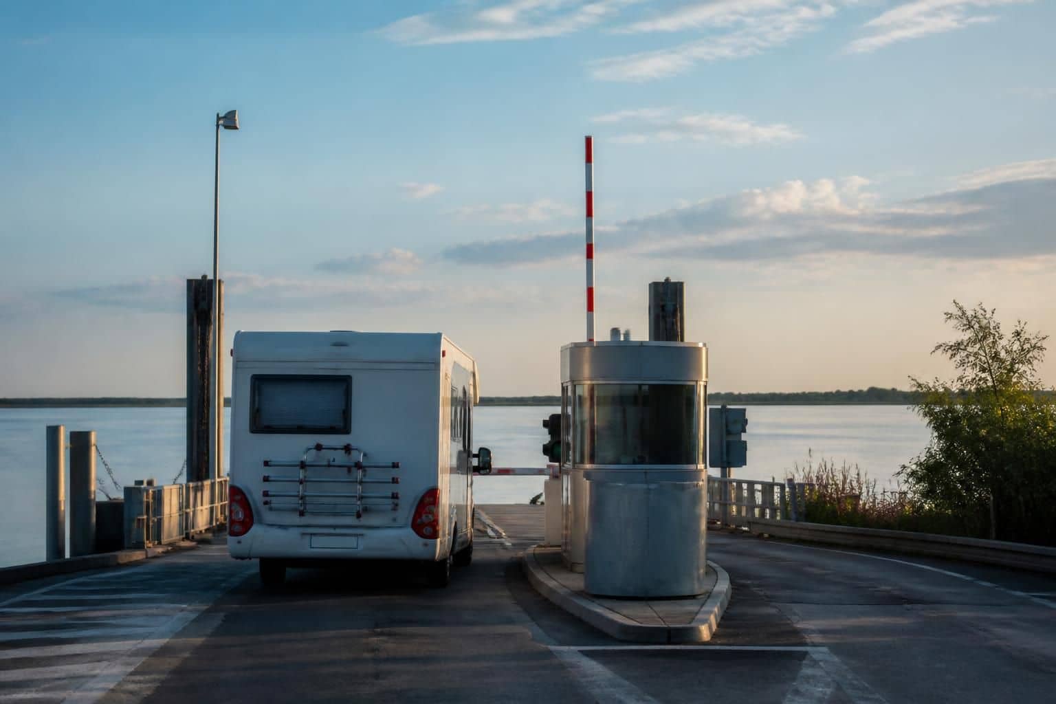 découvrez les tarifs du bac royan pour camping-car sur l'estuaire de la gironde et planifiez votre traversée en toute sérénité.