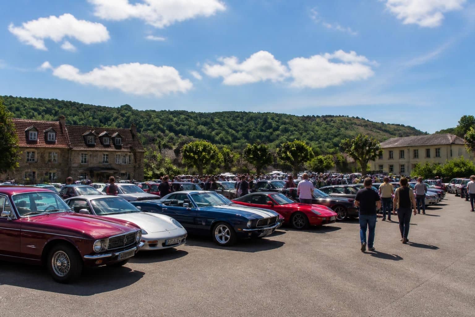 découvrez ce week-end en lorraine, dans l'est de la france, un rassemblement exceptionnel de voitures lors d'une exposition unique réunissant passionnés et amateurs d'automobiles.