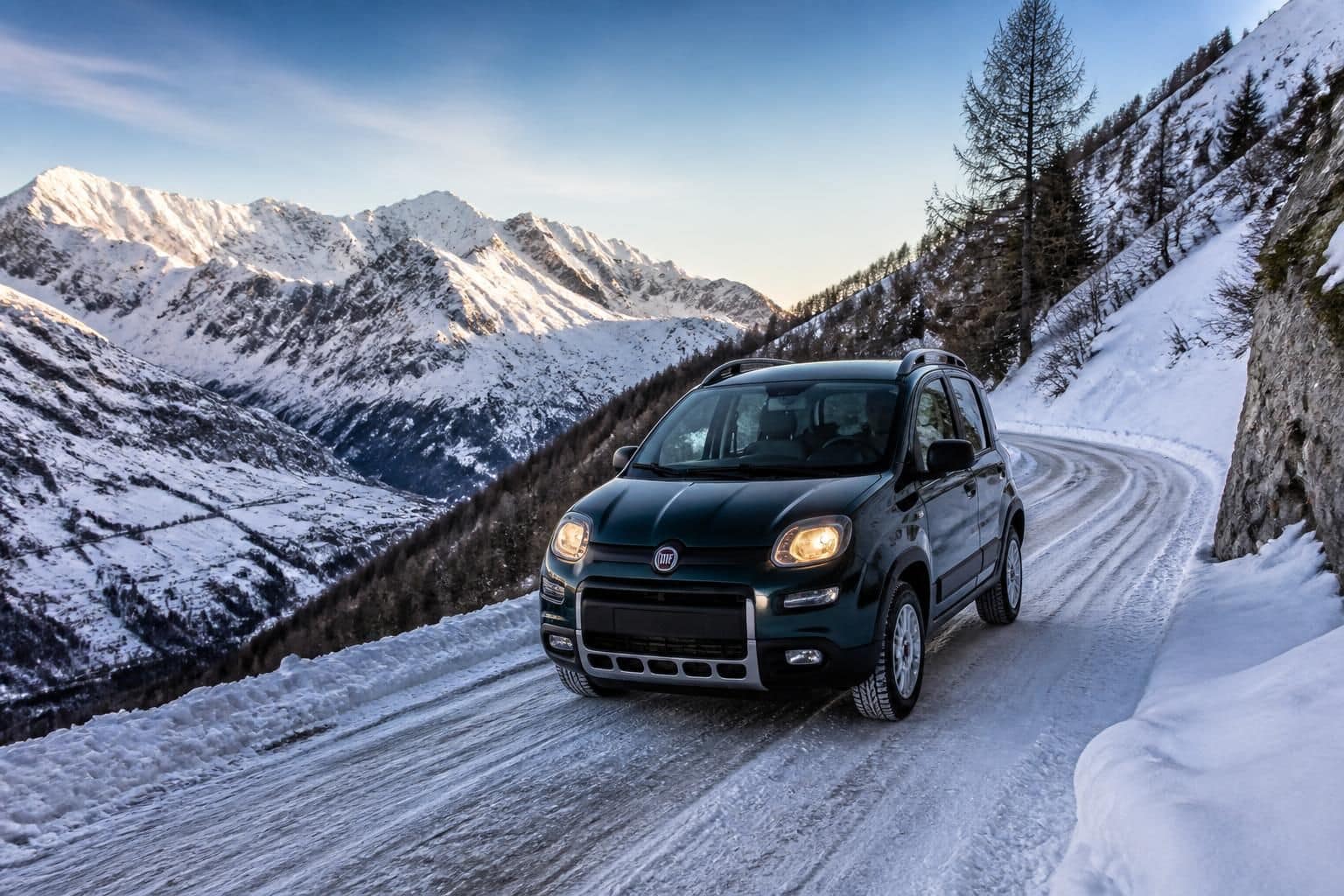 découvrez l'aventure d'un passionné conduisant une panda 4x4 à travers les paysages enneigés du val d'isère dans les alpes.