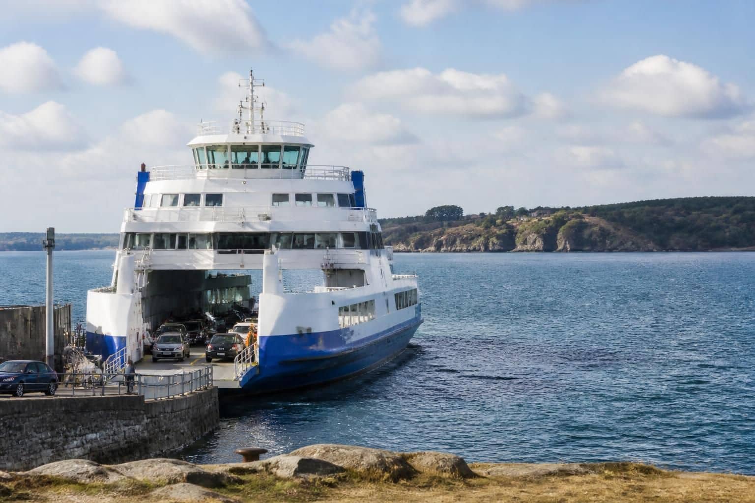 découvrez les tarifs pour la traversée en ferry entre lorient et l'île de groix avec votre voiture. réservez facilement votre voyage au meilleur prix.
